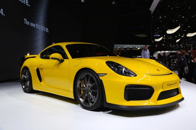 Porsche Cayman GT4 купе желтая бесплатно