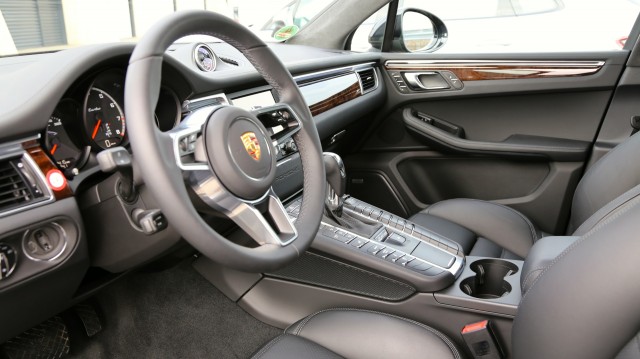 Update1 2015 Porsche Macan Turbo and Macan S - Interior/Exterior