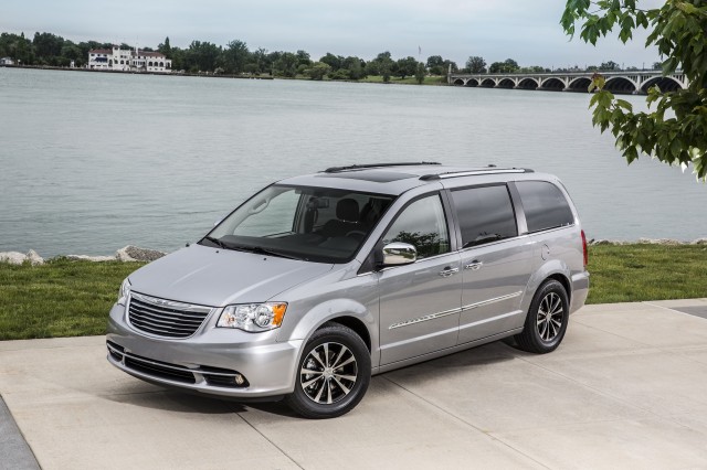 16 Dodge Grand Caravan Vs Chrysler Town Country Honda Odyssey Kia Sedona Nissan Quest Toyota Sienna The Car Connection