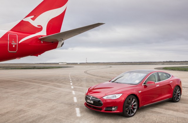 2016 Tesla Model S P90D and Boeing 737 drag race
