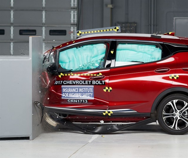 2017 Chevy Bolt EV earns Top Safety Pick rating by IIHS post image
