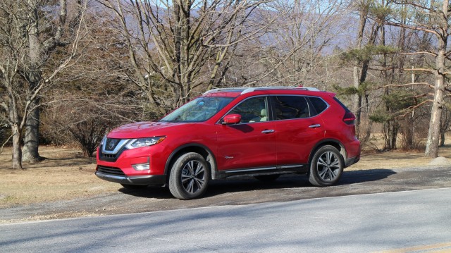 How many miles per gallon does a nissan rogue get