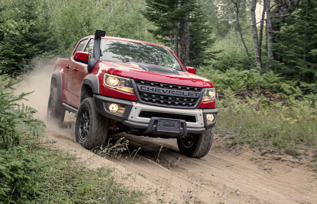2019 Chevrolet Colorado ZR2 Bison goes through the river and into the woods