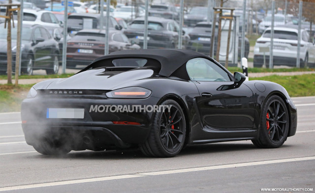 2019-porsche-718-boxster-spyder-spy-shots--image-via-s-baldauf-sb-medien_100633628_m.jpg