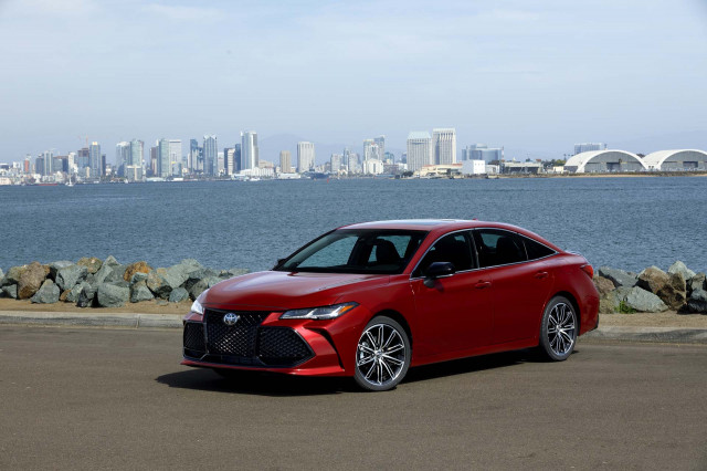 2019 Lexus Es Vs Toyota Avalon The Car Connection 2019 Toyota Avalon First Drive Full Size Sedan With A Sy Chis