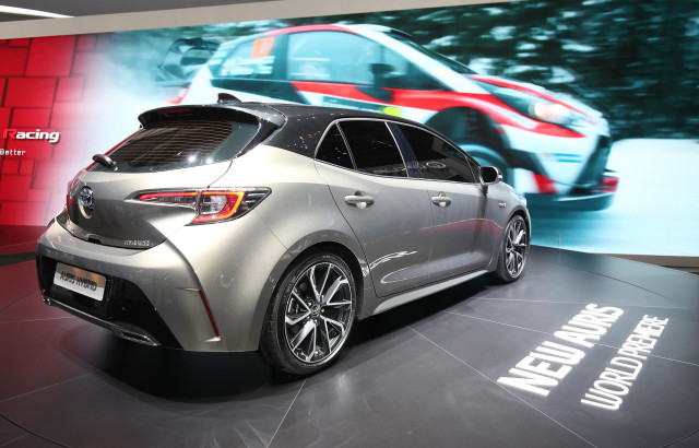 19 Toyota Corolla Hybrid Hatchback Debuts In Geneva For Europe