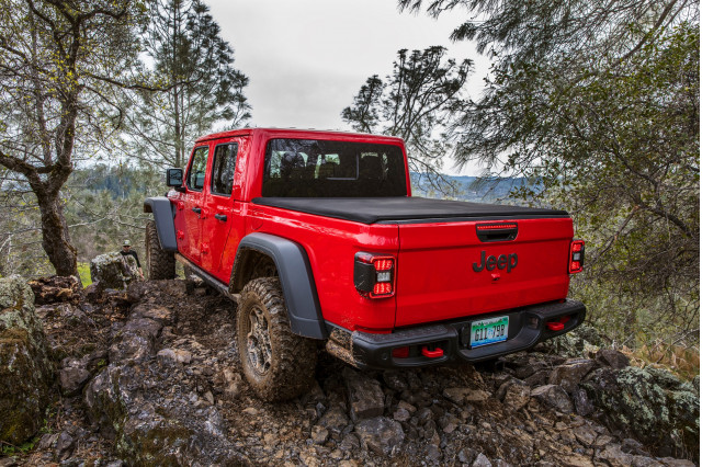 Jeep tells dealers to stop selling certain 2020 Gladiator models until driveshaft fixed