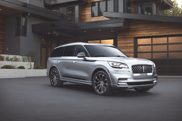 2020 Lincoln Aviator rated, Mercedes-Benz electric van revealed, Apple-Porsche tie-up: What's New @ The Car Connection