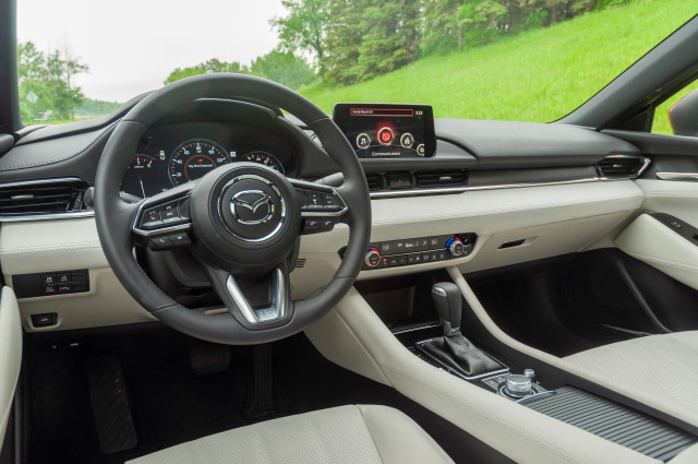  Actualización de revisión: el Mazda 6 Signature 2020 se extiende a ambos lados de la división entre convencional y premium