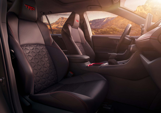 2020 Toyota Rav4 Vs Subaru Forester Compare Crossover Suvs - Rav4 2020 Hybrid Xle Seat Covers