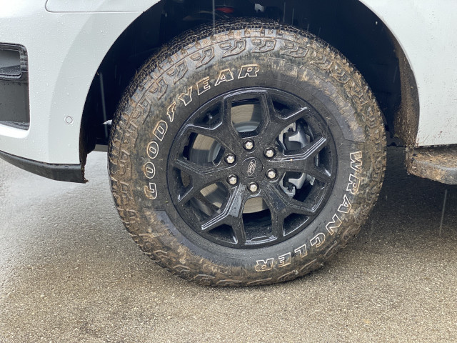 Ford Bronco meminjamkan fungsi Trail Turn Assist yang menyeret roda belakang bagian dalam untuk memperpendek radius putar—ideal di pasir dan lumpur—tetapi juga bermanfaat untuk Ekspedisi panjang saat berbelok 45 derajat di hutan.