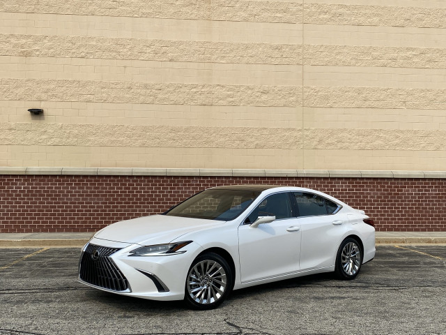 2022 Lexus ES tested, VW ID.5 teased, Tesla capitulates: What's New @ The Car Connection