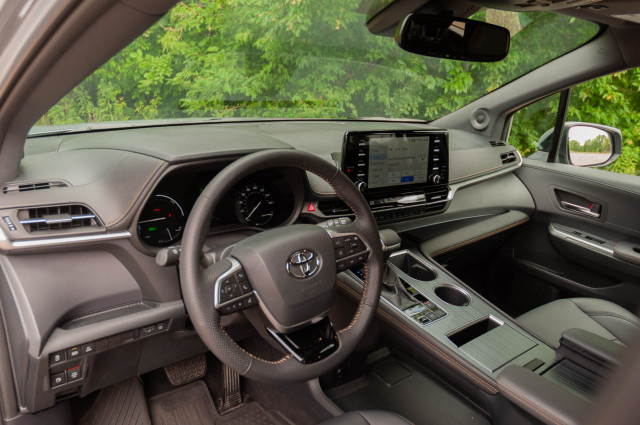 Toyota Sienna Woodland Edisi Khusus 2022