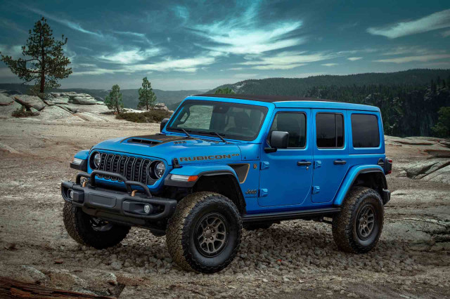 2023 Jeep Wrangler vs Land Rover Defender, Toyota 4Runner, Toyota Tacoma,  Ford Bronco, Jeep Gladiator - The Car Connection