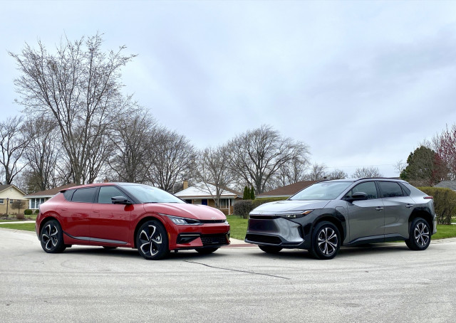 2022 Kia EV6, merah, dan 2023 Toyota BZ4X, perak