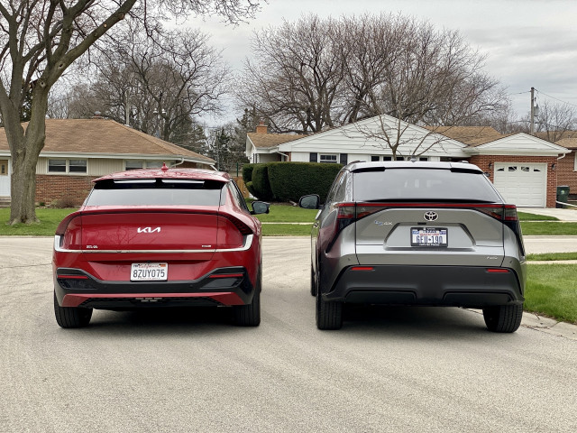 2022 Kia EV6, merah, dan 2023 Toyota BZ4X, perak
