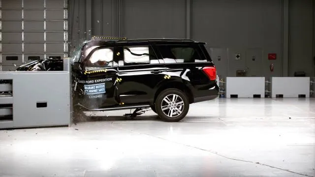2023 and 2024 Chevrolet Tahoe crash-test impacts by the IIHS