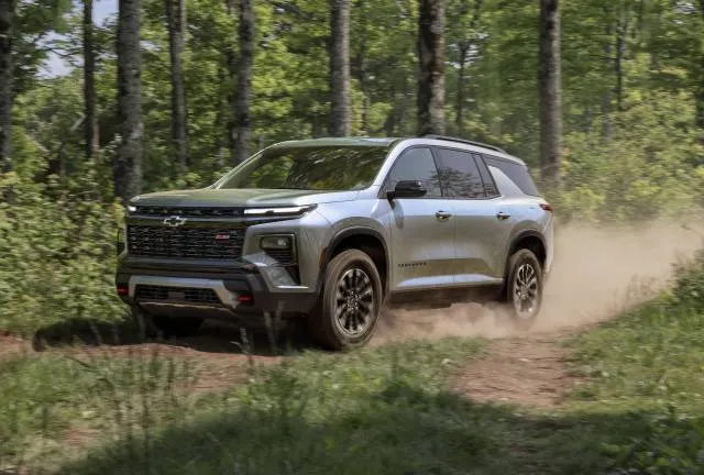 2024 GMC Acadia vs. 2024 Chevrolet Traverse: Two sides of the same crossover-SUV coin