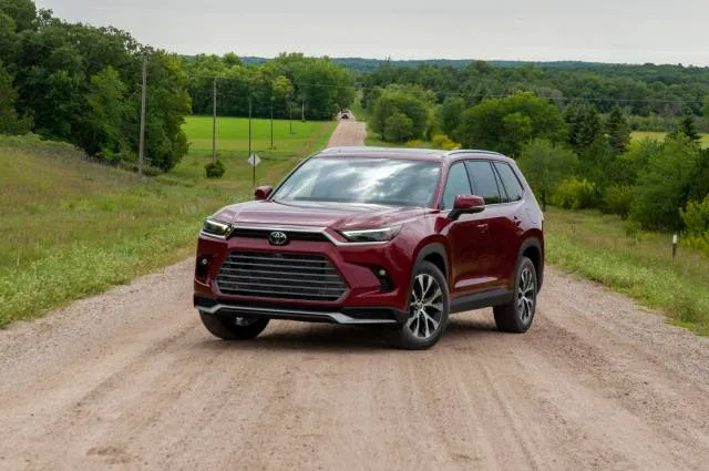 2023 Toyota Highlander Turbo First Drive Review: The Family Ride Gets More  Efficient, Less Refined
