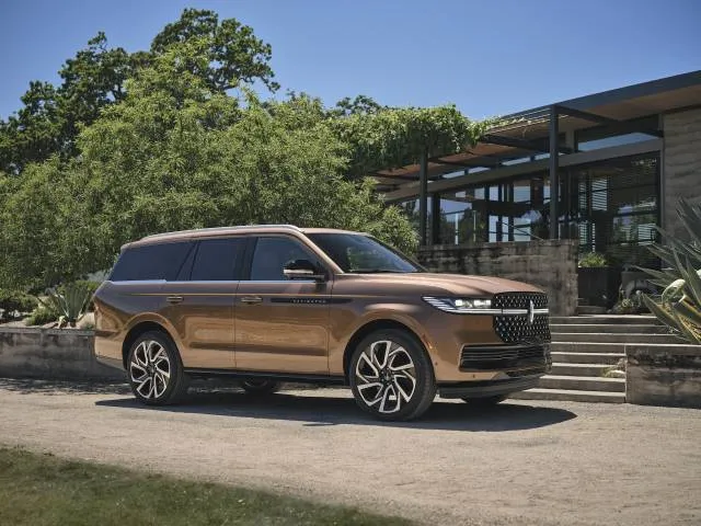 2025 Lincoln Navigator Review: Prices, Specs, and Photos - The Car