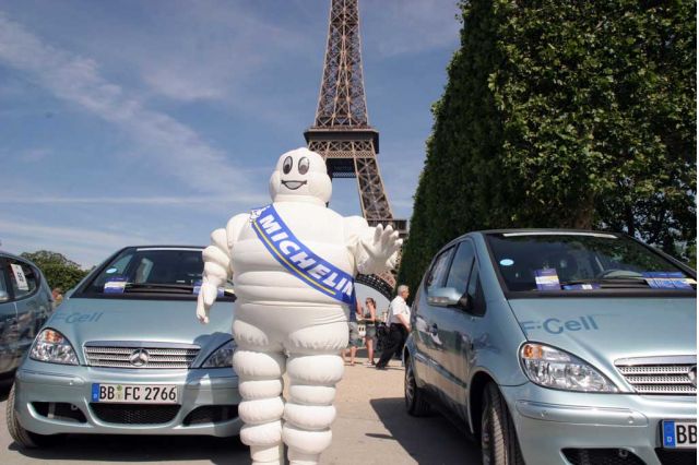 Challenge Bibendum 2006 - Michelin Man at Eiffel Tower Challenge Bibendum 2006 - Michelin Man at Eiffel Tower