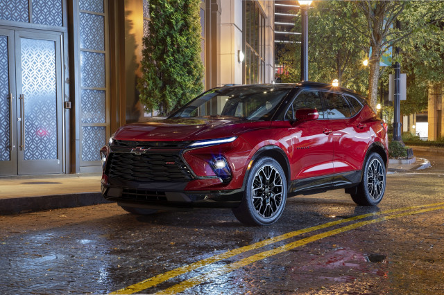 2023 Chevy Blazer and 2022 Lincoln Navigator headline this week's new car reviews