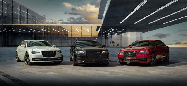 Chrysler 300C 2023 hanya akan hadir dalam tiga warna: Gloss Black, Velvet Red, dan Bright White