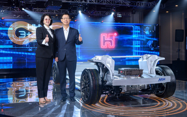 Председатель Foxconn Янг Лю (справа) с модульной платформой MIH EV