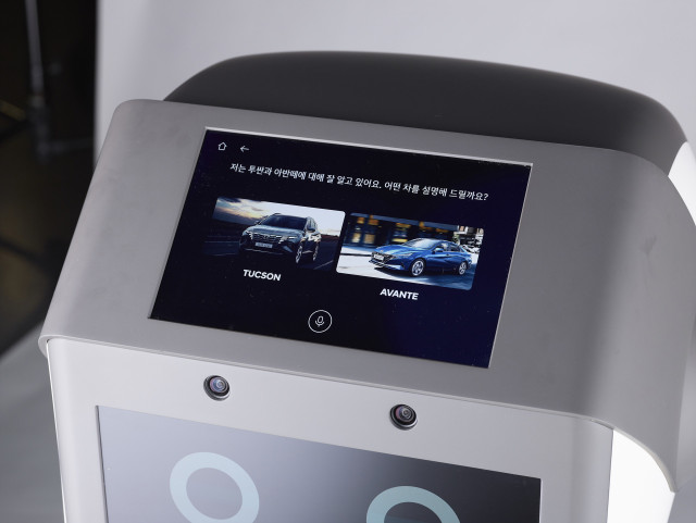 Hyundai S Dal E Robot Assistant May Be Working At Your Local Dealership Soon