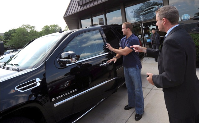 Lance Treankler receives his replacement Certified Pre-owned 2008 Escalade (source: gm)