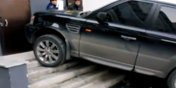 Russian driver leaves Range Rover Sport on apartment steps