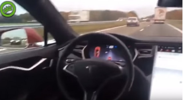 Pemilik Tesla Model S menguji sistem Autopilot dari kursi belakang