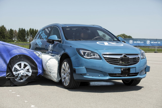 German firm tests external airbag for side-impact crashes