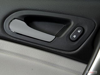 2006 Saturn VUE 4-door I4 Auto FWD Door Controls