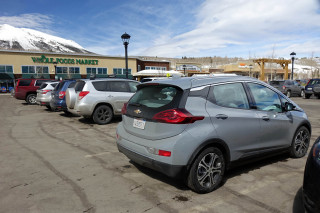 Green Cars Breaking News Photos Videos Car Reports Colorado Bill Aims To Fine Iceholes Who Block Charging Spots