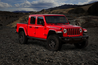 2020 Jeep Gladiator vs. 2020 Jeep Wrangler: Compare Trucks