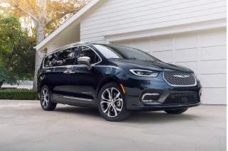 2021 Chrysler Pacifica Hybrid tested, auction bids heating up, 2022 Chevy Bolt EUV driven: What's New @ The Car Connection post thumbnail
