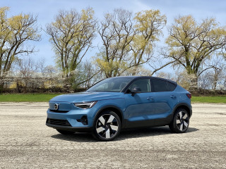 2022 Volvo XC40 Recharge vs 2022 Volvo C40 Recharge: Compare Electric Cars