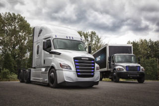 Quiet launch: Daimler builds first electric heavy-duty semis for fleet test
